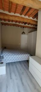 Zimmer mit einem Bett in einem Zimmer mit Holzdecken in der Unterkunft Apartment in Pistoia (Tuscany) in Pistoia