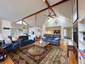 ein Wohnzimmer mit blauen Sofas und einem Tisch in der Unterkunft RE90 Rare riverfront family retreat - private slopeside home with AC, fast WiFi, and views in Bretton Woods