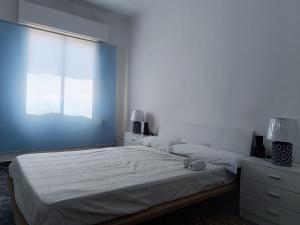 a bedroom with a large bed and a window at Playa Sant Antonio muy cercana in Cullera