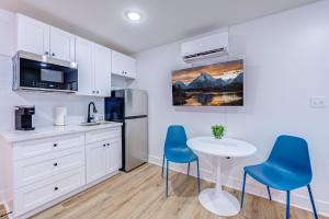 Η κουζίνα ή μικρή κουζίνα στο Let's Surf Studio Apartment +7 φωτογραφίες