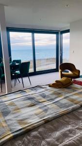 Postel nebo postele na pokoji v ubytování Luxury beach front rooms- PMA