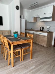 Apartament Pod Żaglemにあるキッチンまたは簡易キッチン