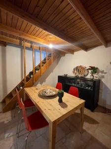 una cucina con tavolo in legno e sedie rosse di Loft for travellers a Vasilikí