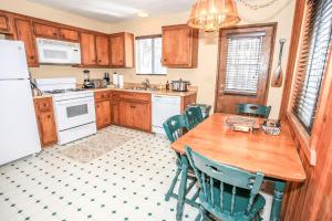 Η κουζίνα ή μικρή κουζίνα στο Village Hideaway - Perfectly cozy cabin with a beautiful location, walking distance to everything!