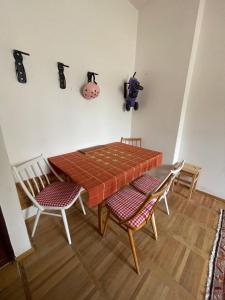 Un comedor con una mesa y dos sillas. en PRO family simple, en Jáchymov