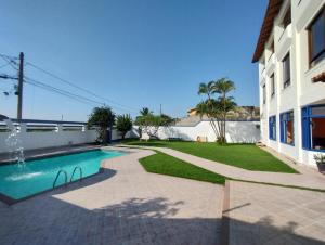 una casa con piscina al lado de un edificio en Hostel Villa Virtudes, en Serra