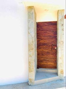 uma porta de madeira num quarto com uma parede em Villa Ocean em Puerto Escondido