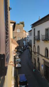 - une vue sur une rue avec des voitures garées dans la rue dans l'établissement Ottantotto Viterbo, à Viterbe