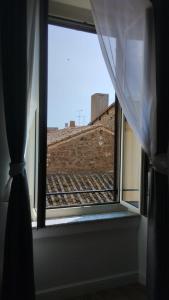 a window with a view of a roof at Ottantotto Viterbo in Viterbo