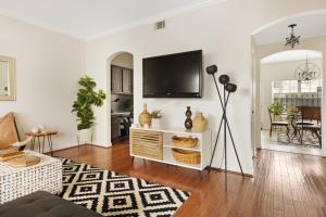 TV at/o entertainment center sa Relax in Style Near the Heart of Music City