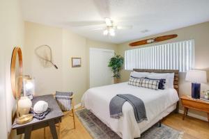 um quarto com uma cama e uma mesa em Lake Hamilton Home 5 Mi to Hot Springs! em Hot Springs