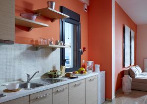 Kuchyň nebo kuchyňský kout v ubytování Aeolis Apartments & Studios