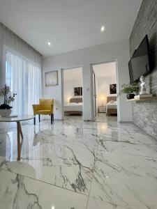 sala de estar con suelo de mármol y chimenea en Mar nero Apartments, en Bregvija