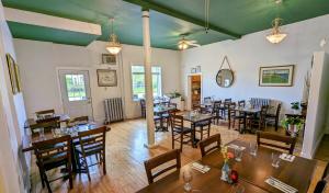 a restaurant with tables and chairs in a room at The Georgetown Inn in Georgetown