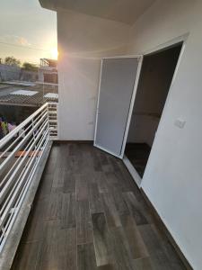 Cette chambre dispose d'une porte s'ouvrant sur un balcon. dans l'établissement habitaciones disponibles con baño privado zona centro, à Cunduacán