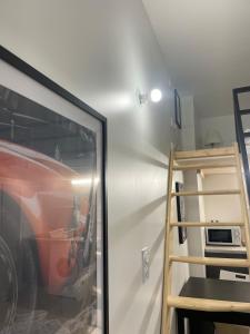 een kamer met een muur met een foto van een auto bij Le petit Louis Fort - Studio cosy-Gratte Ciel in Villeurbanne