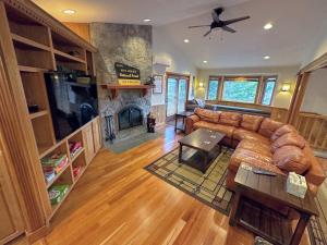 O zonă de relaxare la FC43 Renovated cozy spacious cottage with AC, air hockey, wifi close to ski trails!