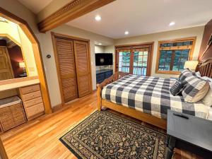 Un pat sau paturi într-o cameră la FC43 Renovated cozy spacious cottage with AC, air hockey, wifi close to ski trails! +38 fotografii
