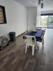 une salle à manger avec une table bleue et des chaises blanches dans l'établissement habitaciones disponibles con baño privado zona centro, à Cunduacán