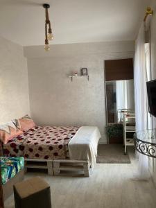 - une chambre avec un lit, un miroir et une télévision dans l'établissement Spacious appartement of two rooms close to morocco mall, à Casablanca