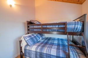 Postel nebo postele na pokoji v ubytování Brown Bear Lodge - Cozy mountain home situated within the quiet and ideal Sugarloaf neighborhood