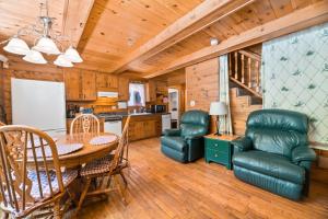 cocina y comedor con mesa y sillas en Gnome Chalet - Charming Big Bear country home! Amazing craftsmanship and with a Fenced Yard!, en Big Bear Lake