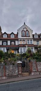 um grande edifício ao lado de uma rua em The Ravenswood B&B em Torquay