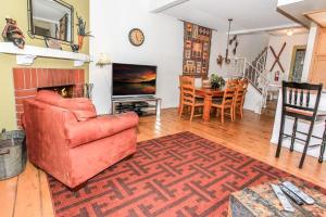 Ruang duduk di Brown Bear's Den - Spacious condo within walking distance to all Big Bear has to offer!