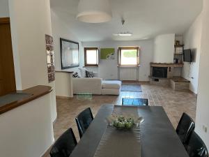 a living room with a table and a couch at Dieci7 in Montefiascone