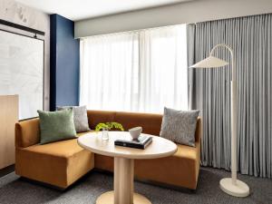 Posezení v ubytování Kimpton Theta New York - Times Square by IHG