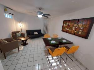 una sala de estar con una mesa y sillas en Villas Cozumel #4, en Cozumel