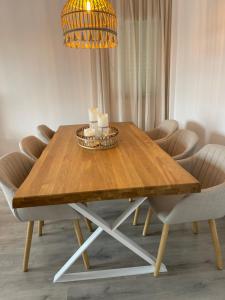 tavolo da pranzo con sedie e lampadario pendente di Arena, exquisito apartamento con aire acondicionado en la playa a Sant Feliu de Guíxols