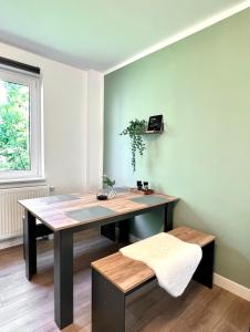 een bureau in een kamer met een tafel en een raam bij Sali - R4 - Apartmenthaus, WLAN, TV in Remscheid