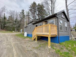 una casa pequeña con una terraza a un lado de una carretera en BMV4 Tiny Home with sleeping loft en Twin Mountain