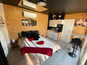 ein Schlafzimmer mit einem Bett mit zwei roten Herzen darauf in der Unterkunft Mini Love Room jacuzzi privatif in Uriménil