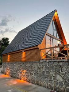 El edificio en el que está el chalet de montaña