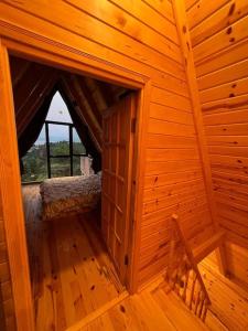 una vista interna di una cabina in legno con finestra di Günışığı Bungalov a Rize