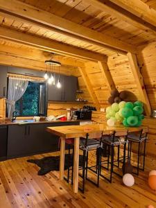 eine Küche mit einem Tisch und grünen Ballons in der Unterkunft Günışığı Bungalov in Rize