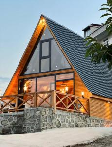 Casa con ventana grande y pared de piedra en Günışığı Bungalov, en Rize