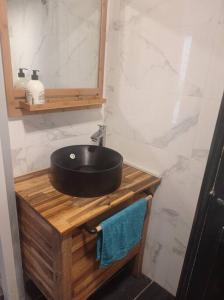a bathroom with a black sink and a mirror at Gîte Quai N 10 in Saint-Valery-en-Caux +41 photos