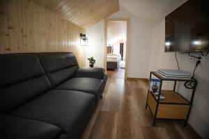 - un salon avec un canapé et une table dans l'établissement Apartmán Timea, à Terchová