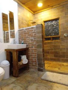 een badkamer met een wastafel en een douche bij Hermosa cabaña en zacatlan puebla la escondida in Jicolapa