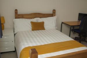 En eller flere senge i et værelse på Deluxe City Centre 4 Bedroom Entire Town House