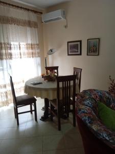 Khu vực ghế ngồi tại Mare Vlora Apartment +2 ảnh