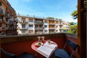 a table and chairs on a balcony with a building at Casa Pier - Centralissima in villa d'epoca in Rapallo
