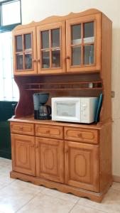 un mobile in legno con forno a microonde sopra di Boaventura Home Comfort a Boaventura