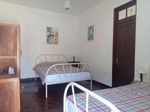 una camera con due letti e una porta di Boaventura Home Comfort a Boaventura