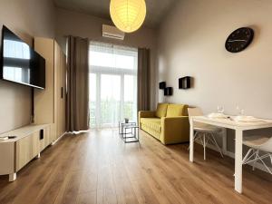 un soggiorno con divano e tavolo di Zarembowicza A36 Apartment - Self Check-In 20h - Parking &Lift a Breslavia