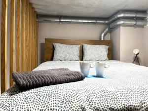 ein Schlafzimmer mit einem Bett mit zwei Tassen drauf in der Unterkunft Zarembowicza A36 Apartment - Self Check-In 20h - Parking &Lift in Breslau