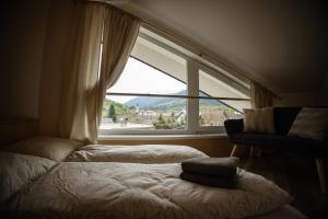 1 dormitorio con cama y ventana grande en Apartmán Lily, en Terchová